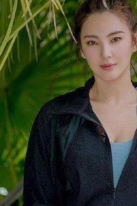 33岁张雨绮太好看了吧,一身运动装利落自信,迷人笑容状态满分_休闲