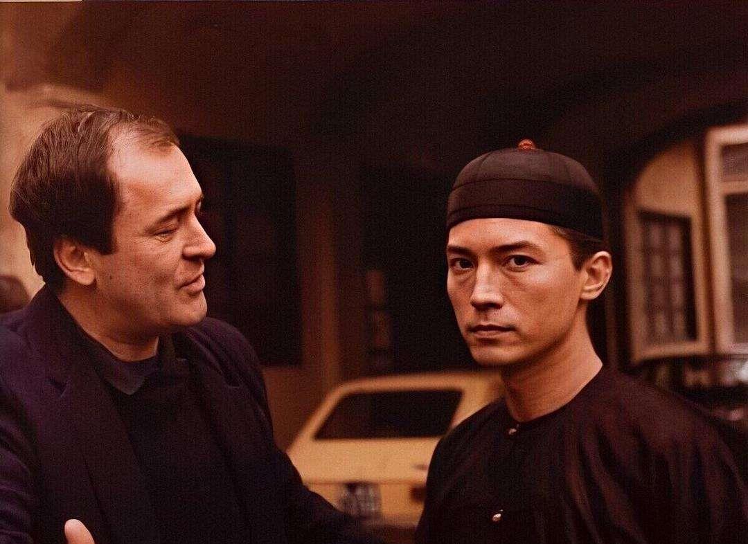 为了改变现状,尊龙不仅努力学习英语,还把简历送到了戏剧学校.