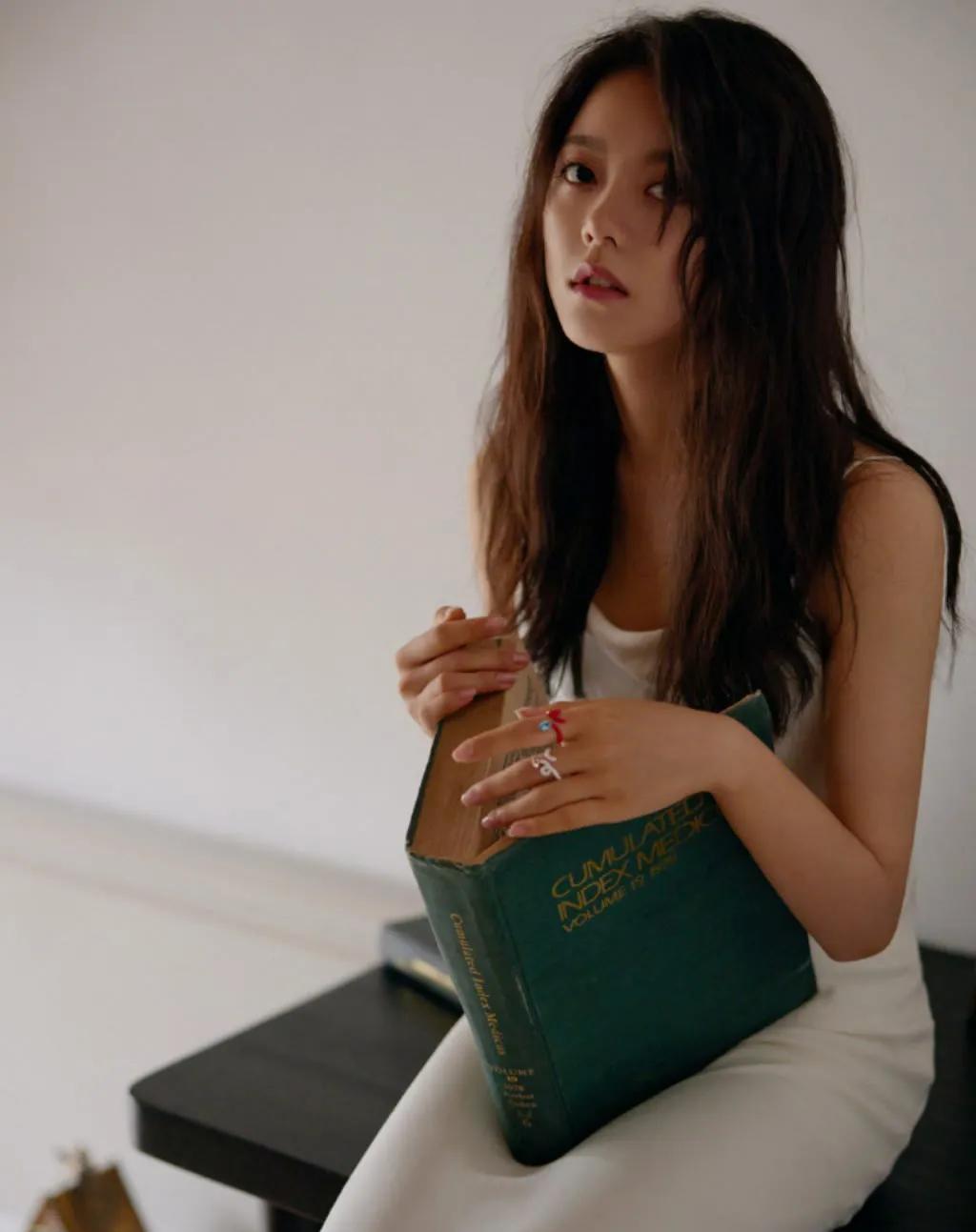 18岁赵今麦晒照,上大学后浓妆换成素颜,这颜值变化美翻了_赵金麦_照片