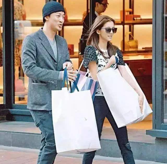 林峯陪做情趣内衣模特的新欢回家过年,千语bb彻底没戏了吧_张馨月