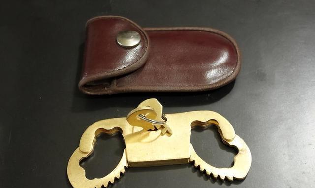 坐在副驾的男子突然掏出一支手枪,然后用拇指铐铐住了王晓斌的双手