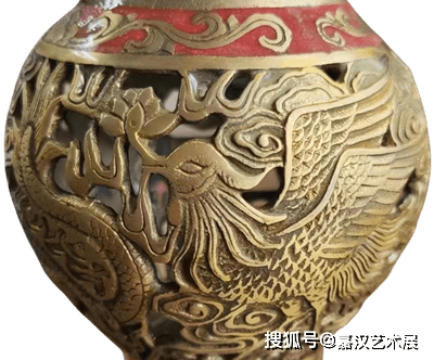 著名特种金属工艺品类之一：乾隆年制款“龙凤纹镂空景泰蓝赏瓶”_