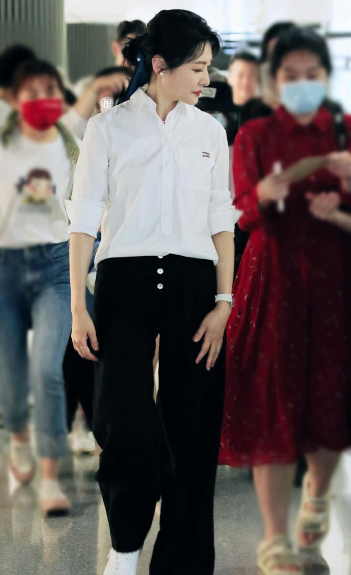 除了各种着装之外,周涛日常穿搭更喜欢选择简约的色彩 干净的线条