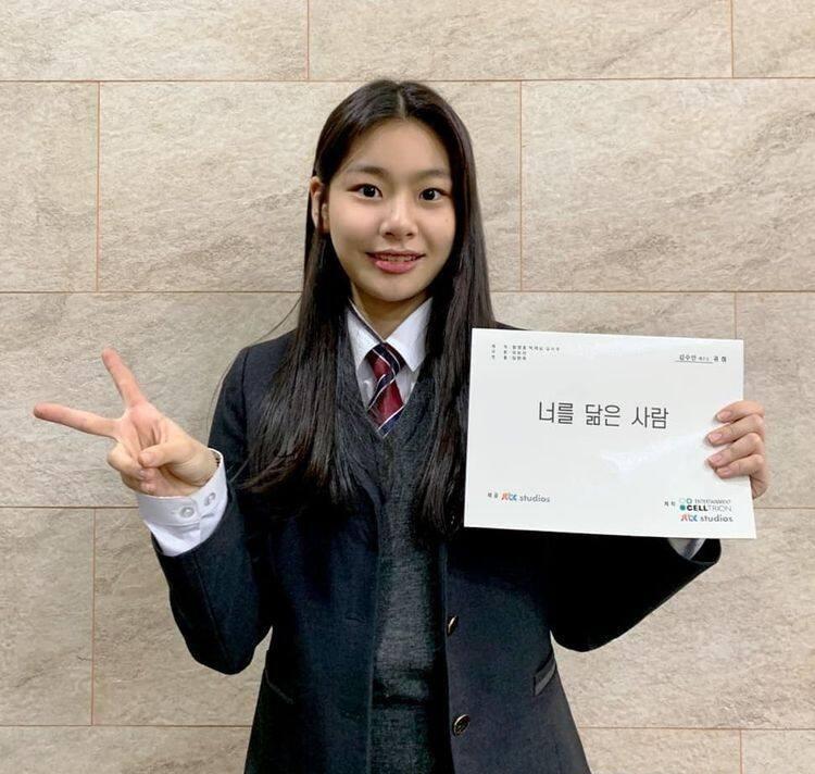 之后金秀安被看中,参演多部人气电影,包括《军舰岛》及《与神同行》