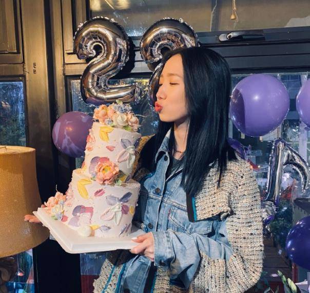 但是在妆容上孟美岐则是简单的淡妆出镜,在满满的行程当中过一个生日