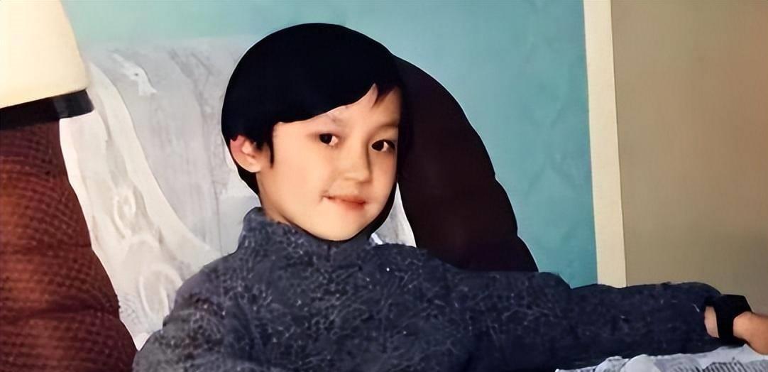 可以说,他的童年深受艺术熏陶.而冯绍峰是含着金汤匙出生的.