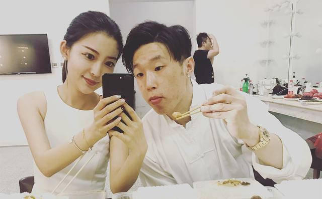 德云社烧饼发布vlog,带妻儿游玩,网友:饼嫂真漂亮,饼哥真幸福_相声