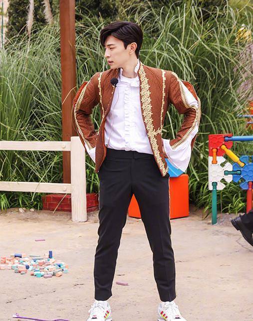 邓伦穿王子装做俯卧撑,却被脚上的鞋抢了镜,多数男生不会这么穿_运动