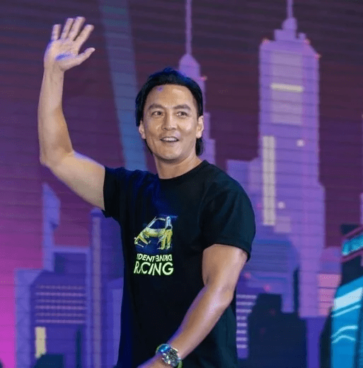 吴彦祖现身车展险酿人踩人 临危不乱救粉丝一命_活动_观众_采取行动