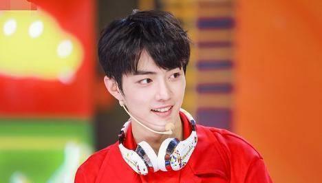 明星下意识就做出的小动作,猜到了肖战却心疼王一博_热巴_因为_成为了