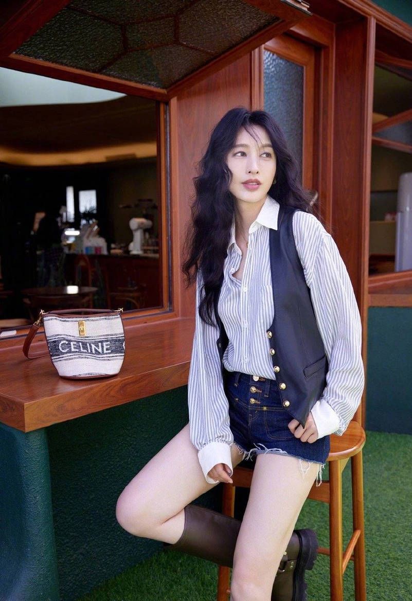 时尚女神张俪夏日写真:白衬衫 短裤 长靴展现完美大长腿