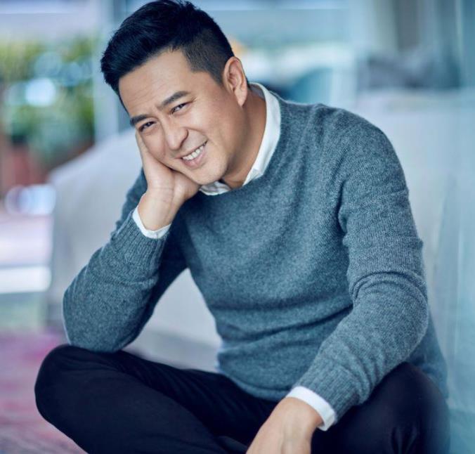 51岁张嘉译近照惹担忧,满头白发显憔悴,周一围在场鞠躬好谦虚_张嘉益