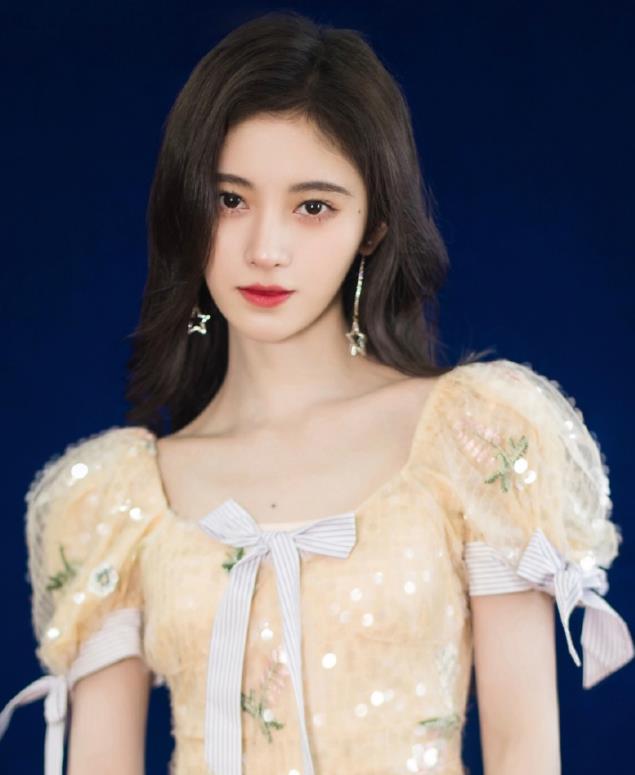 鞠婧祎配得上千年美女这个称号吗?当她穿上制服时!_风格_组合_女神