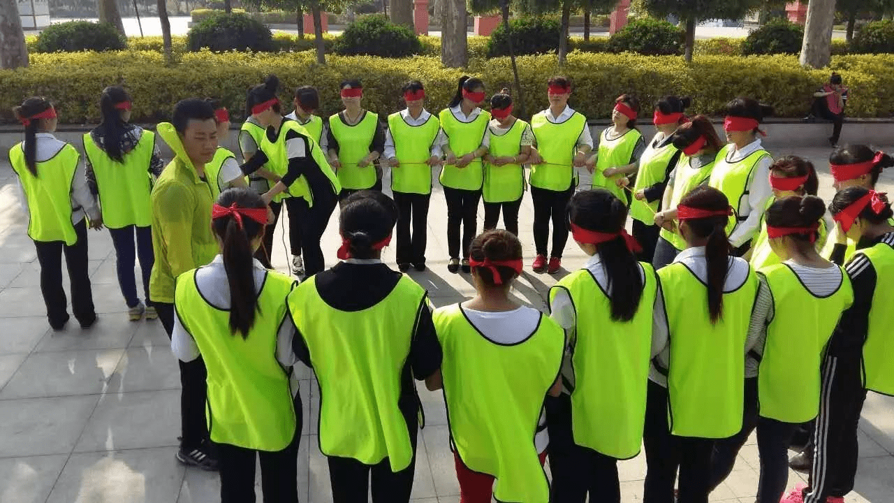 户外企业培训拓展项目无敌风火轮要求每个队用报纸制作一个履带式"