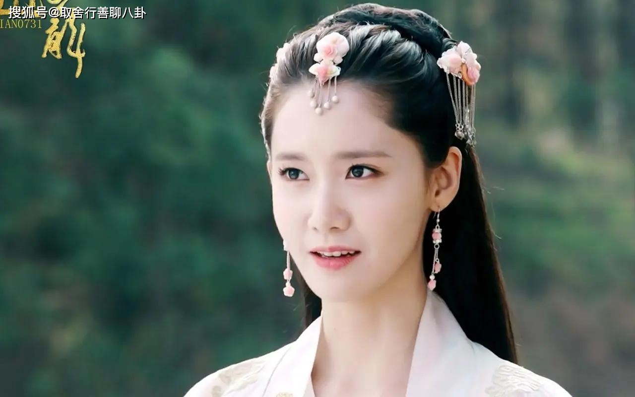 林允儿亮相青龙大赏红毯,露背裙造型养眼,肤白貌美露出性感锁骨_照片