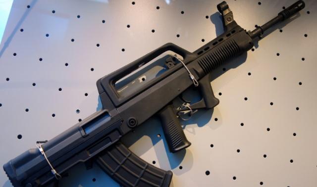 中国的话,毫无疑问使用的是95式自动步枪.