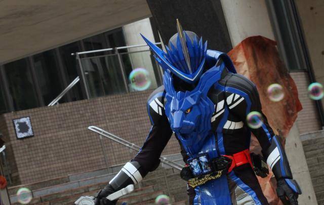 假面骑士saber第2话解读憨憨二骑科普世界观教主骑剑法_怪人_伦太郎