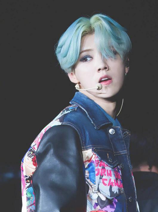 鹿晗中分搭配烟熏紫色渐变染发,非常独特,嘻哈范带点另类感特别有个性