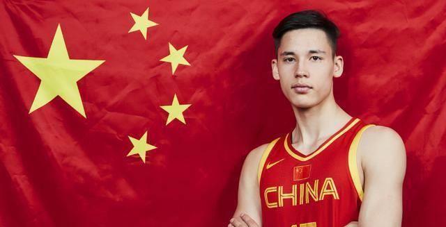 他与混血儿邱天,祝铭震有所不同,后面的两位母亲是中国人,父亲是外国