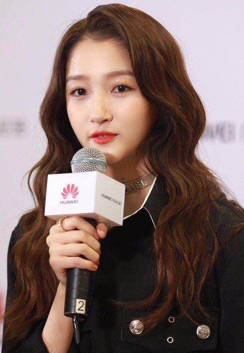 关晓彤身穿黑衬衫短皮裙,大长腿吸睛!