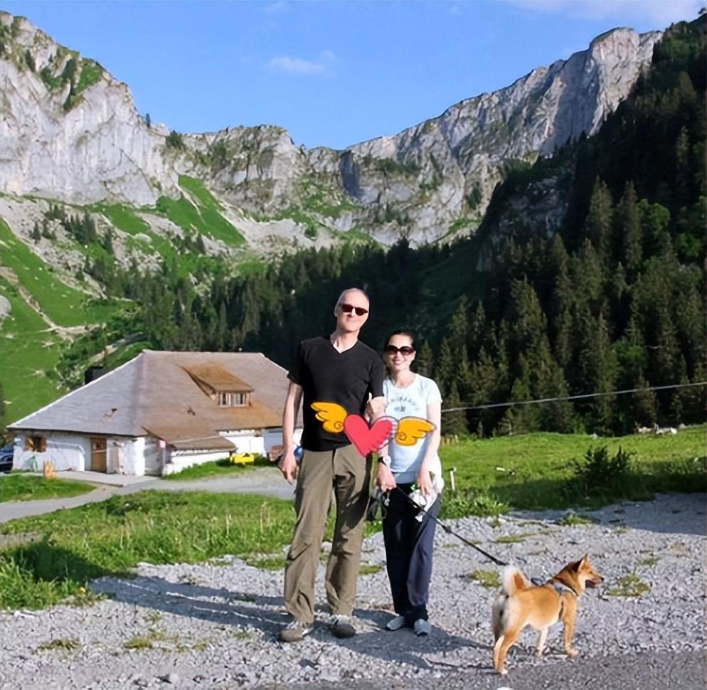 (王君安与安德烈合影)本来王君安准备在美国结婚,然而回国后因为演出