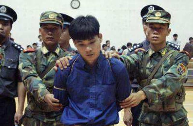 死刑犯在执行死刑前,为什么都会用绳子捆绑起来而不用手铐?