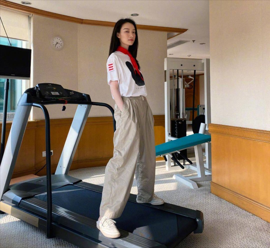因为房子够大,倪妮还有一个专门的健身房.