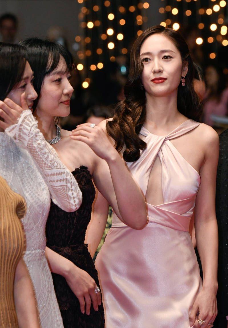 郑秀晶闪耀戛纳红毯:粉色抹身材礼服绽放纤细腰身和迷人背影_表演