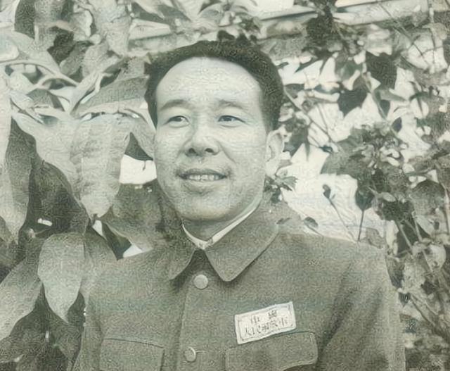 黄永胜之妻项辉方:53岁和丈夫离婚,离世后两人合葬在一起_工作_家庭