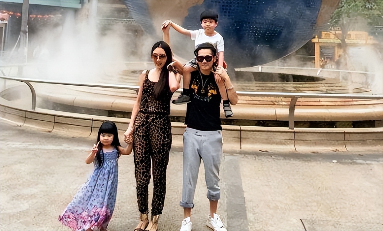 2009年,他和朋友去喝酒,醉酒后和歌手侧田发生口角,随后两人在大街上