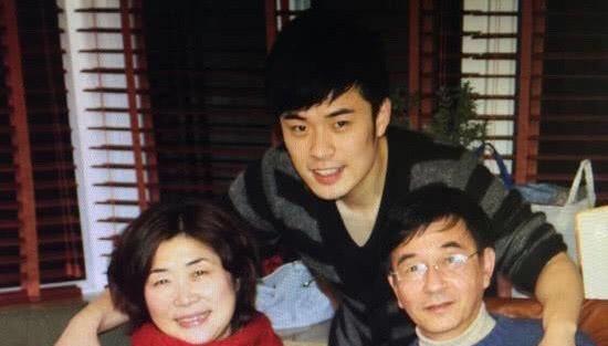 盘点八大明星父母的亲密合照，看看哪一对最恩爱？