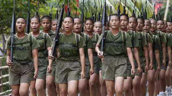 菲律宾女兵为何要剃光头_头发_保护_训练