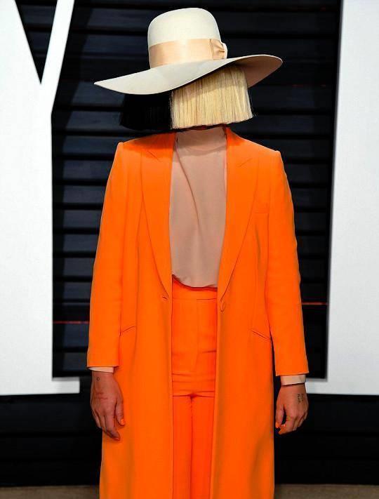 欧美乐坛最神秘的歌手,为夏奇拉蕾哈娜写歌,却没人见过她真面目_sia