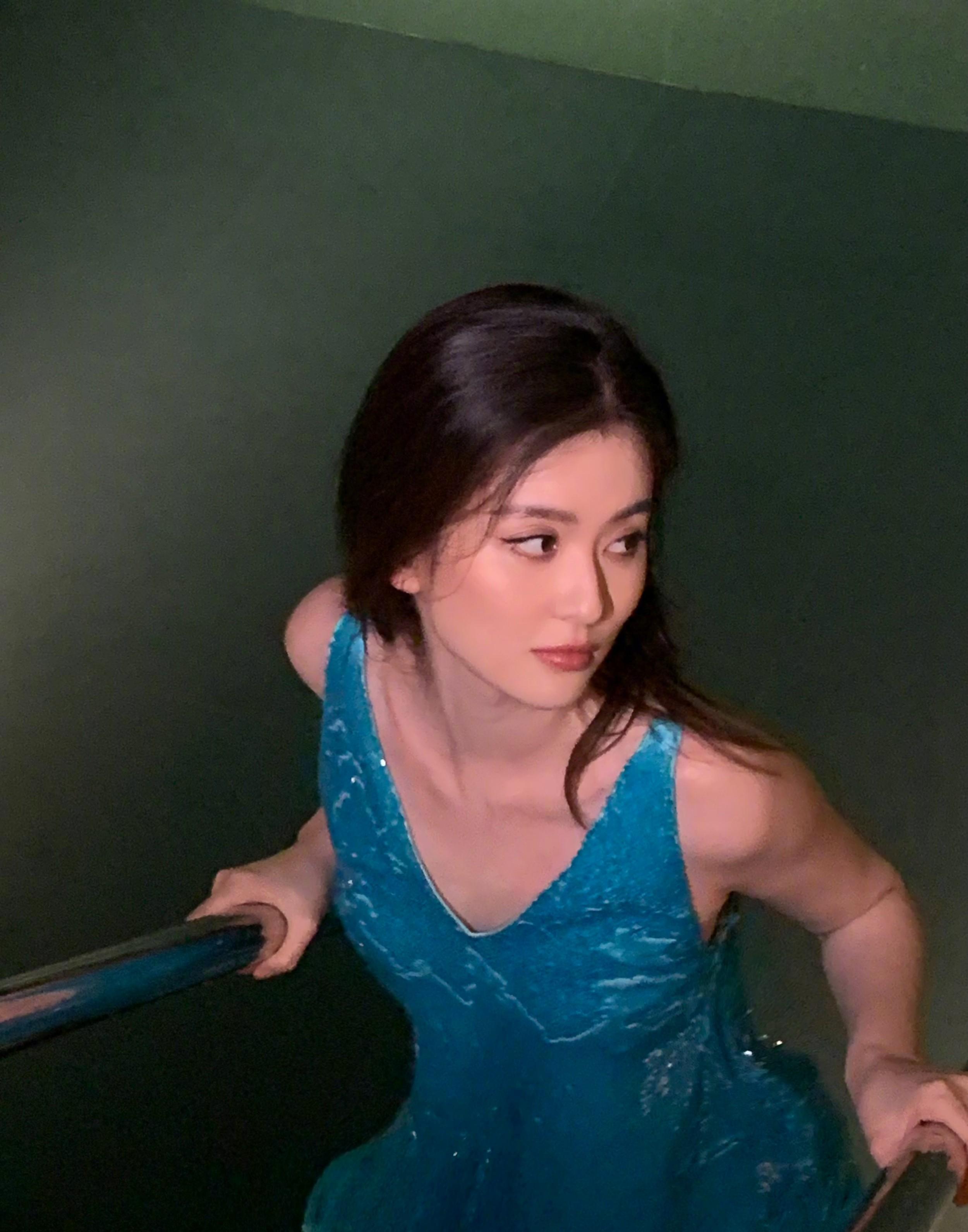 身穿靛蓝色泳衣的乔欣·美人在夜晚魅力十足_姐姐_照片_感觉