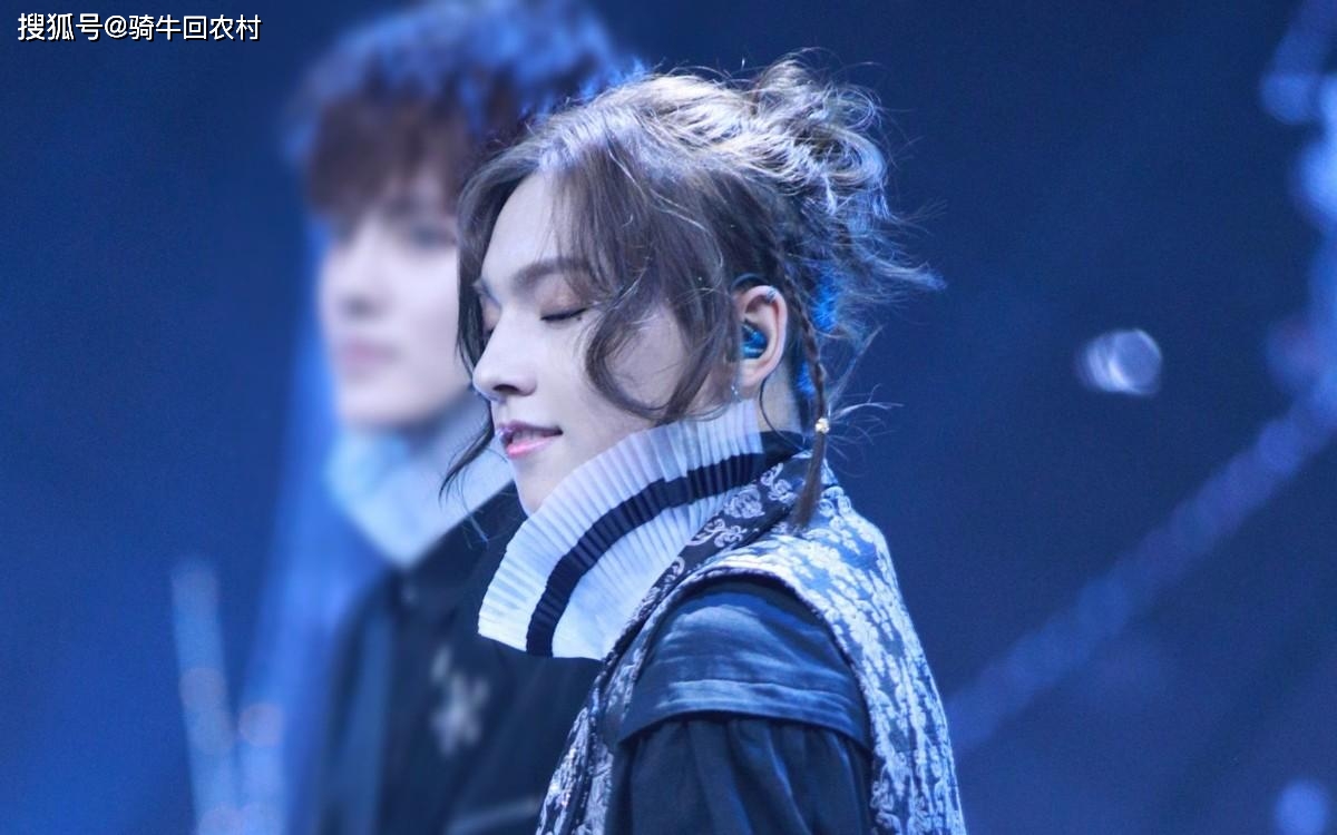 那位娱乐记者口中所描绘的"美女朋友"其实是黄明昊的一位男性朋友周锐