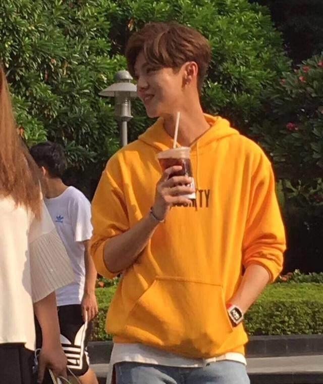 鹿晗开启暴走模式,在深圳冒40度温度穿长袖逛街,网友:厉害了_鹿哥