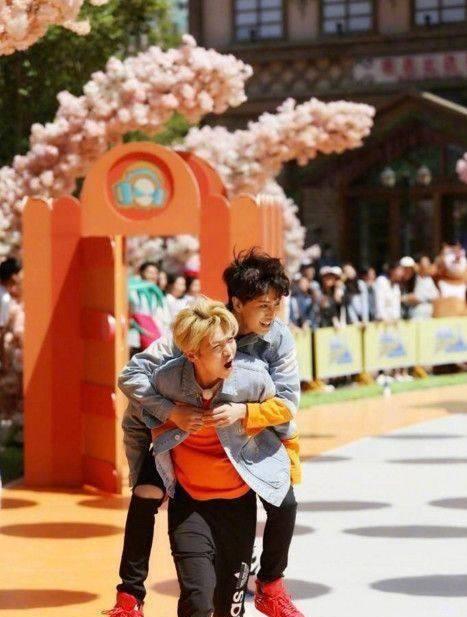 跑男中任嘉伦这个表情,证明鹿晗曾试图在节目中公开与热巴恋情?