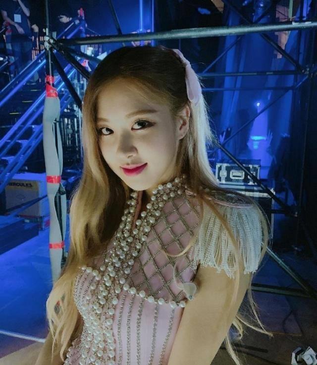 朴彩英罕见单马尾造型,黑色t恤加芭比粉裙,没刘海更加少女了!