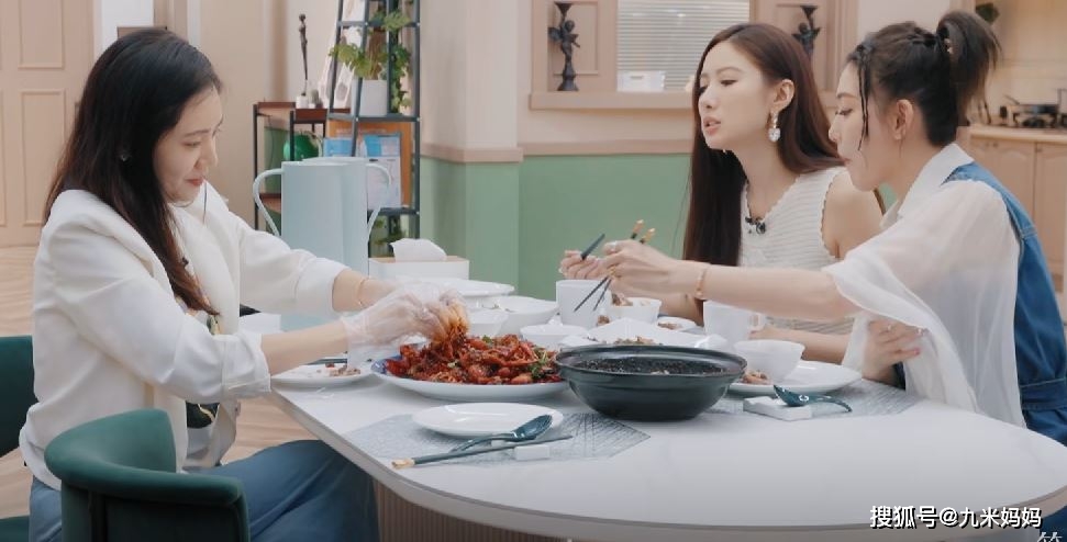 美依礼芽脸都圆了,郑秀妍胖出小肚子,《浪姐》的伙食真是太好了