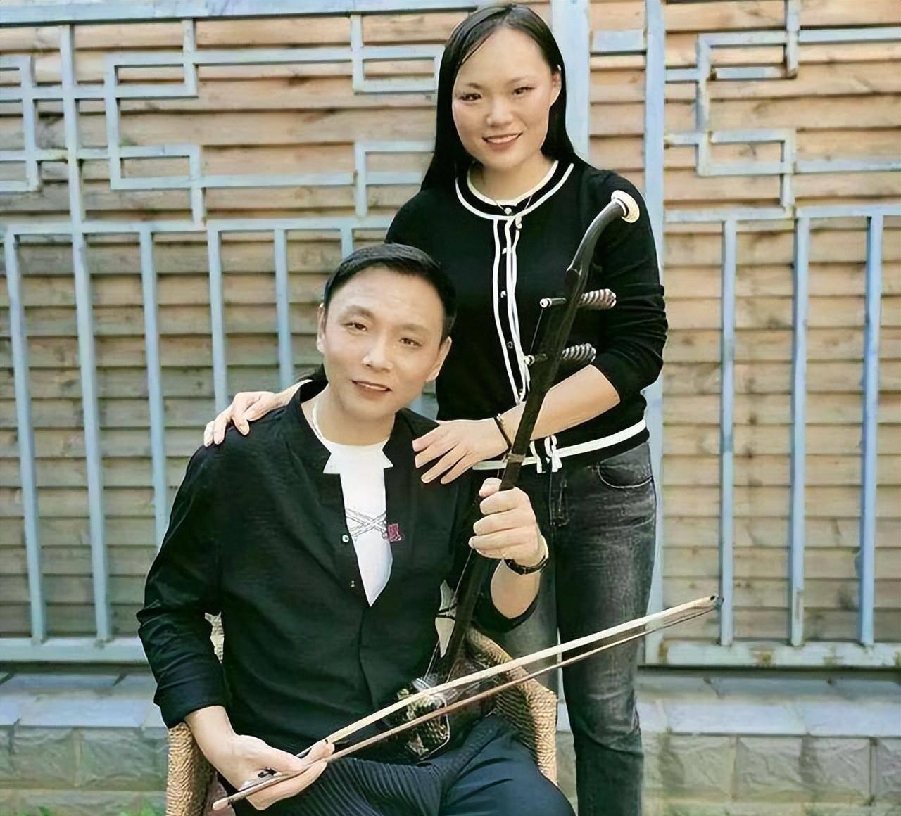 祁隆泪点太低,他常泪洒出镜平台,他与妻子乐凡,俩人已经分手?