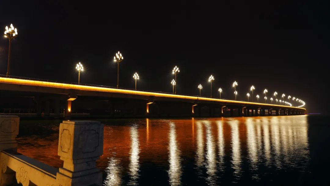 2022年,迁安市钢城大桥夜景近年来,我市大力度投资路灯改造工程