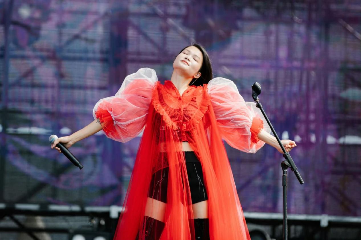 苏运莹泡泡袖造型惊艳天津泡泡岛音乐节_观众_全场_演出