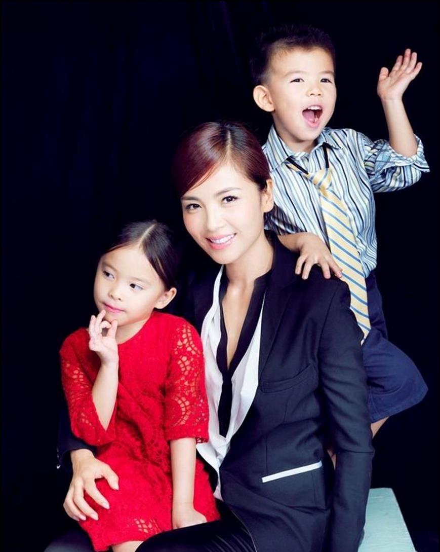 刘涛晒全家照!14岁女儿貌美如花像妈妈,8岁儿子儒雅帅气像爸爸