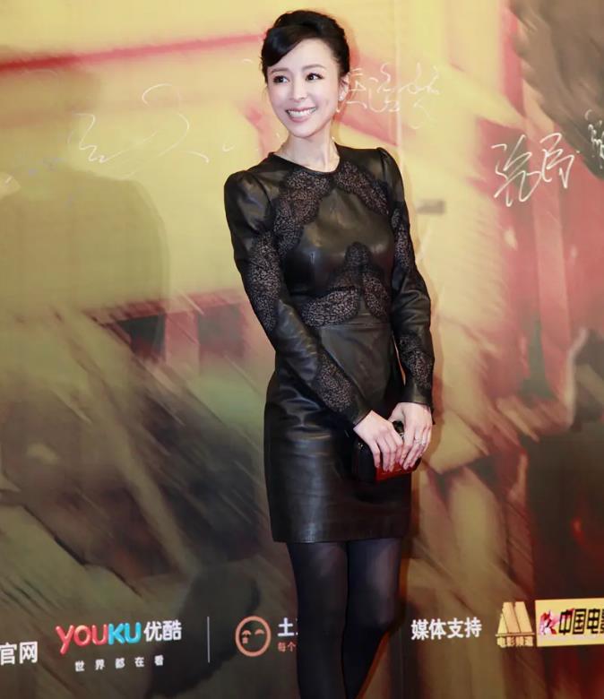 张静初再次穿上传统束缚,时尚袜,紧身衣,展现迷人身材!