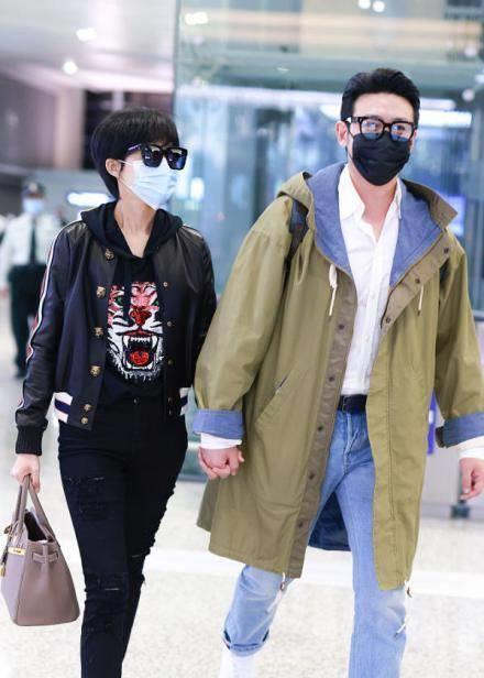 时髦夫妻档:陆毅穿风衣走机场紧牵鲍蕾手,霍建华当街大吼林心如_西装