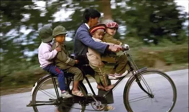外国摄影师镜头下的1980年代,让人感慨万千_北京_自行车_法国