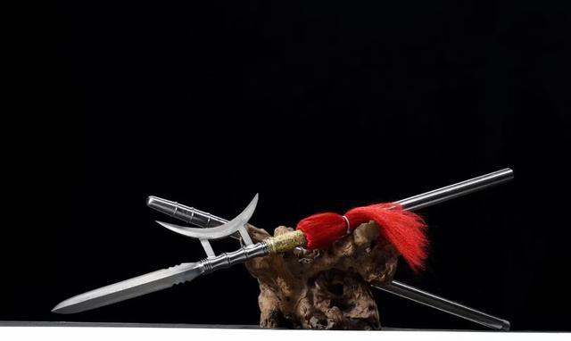 后世演绎出了方天画戟,是弧形刃,也分为双月方天戟和半月方天戟