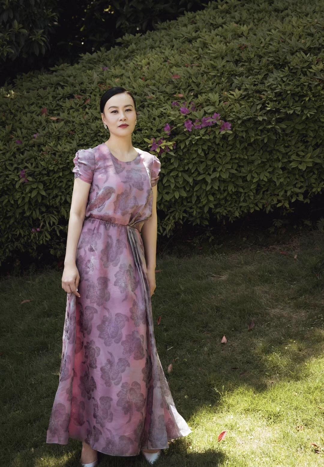 邬君梅57岁依然展现女性魅力,秘密让你大吃一惊!