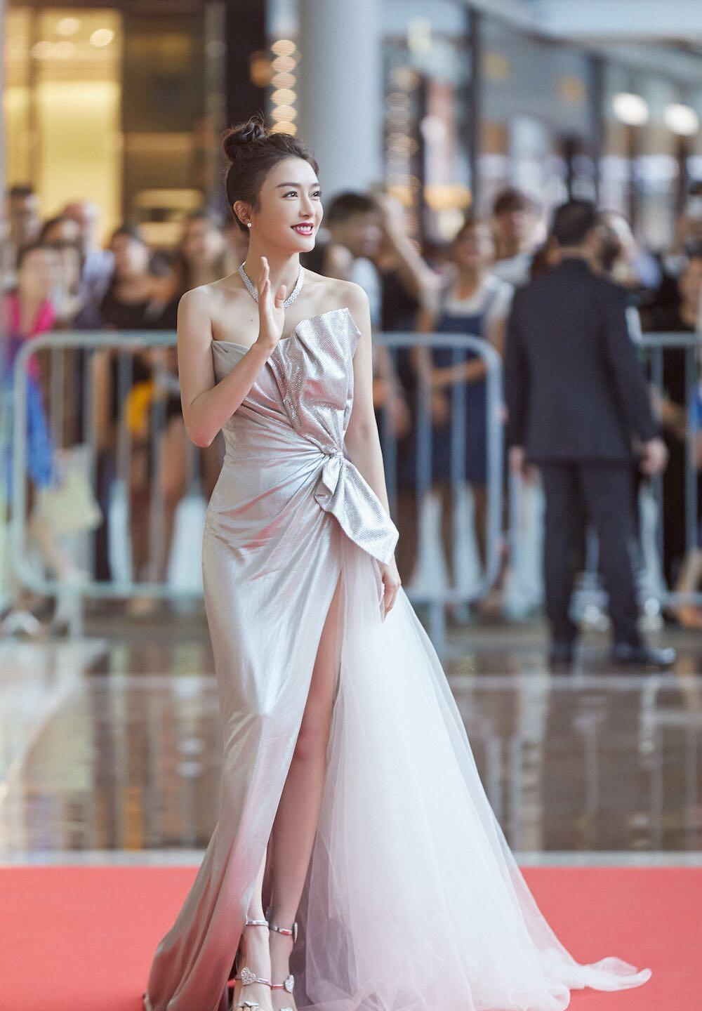 秦岚轻松驾驭各种礼服,43岁却别有气质,御姐范儿十足_连衣裙_衣服