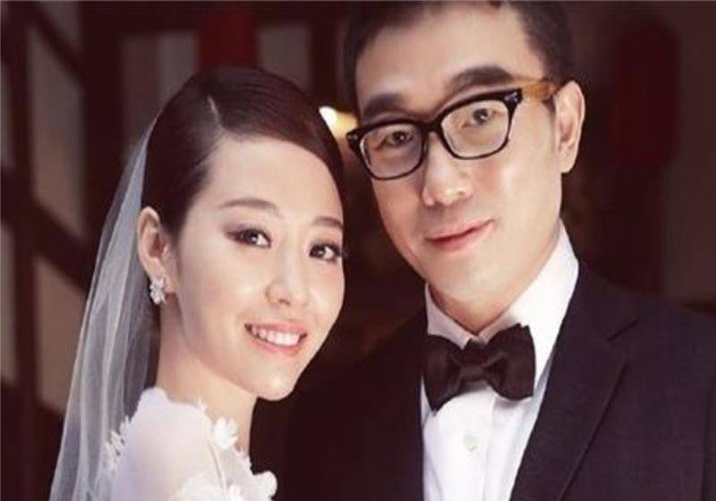 张靓颖与男友现身机场,两人同框画面美好,祝福二人爱情甜蜜_感情_冯轲